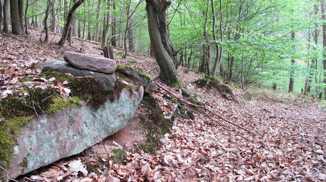 Drei Steine mit drei Ecken