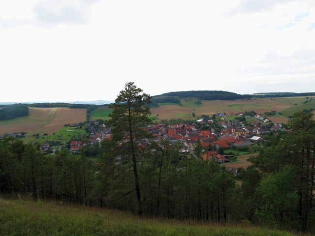bei Böttigheim: NSG Kreuzberg / Hohenberg: Blick auf Böttigheim