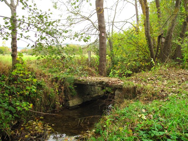 kleine, alte Steinbrücke über den Schlund (Welzbach)
