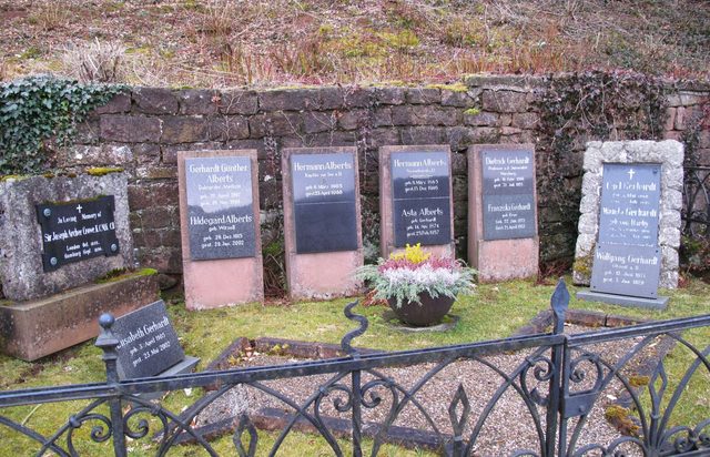 Friedhof Gamburg: Gräber ehem. Bewohner des Unteren Schlosses