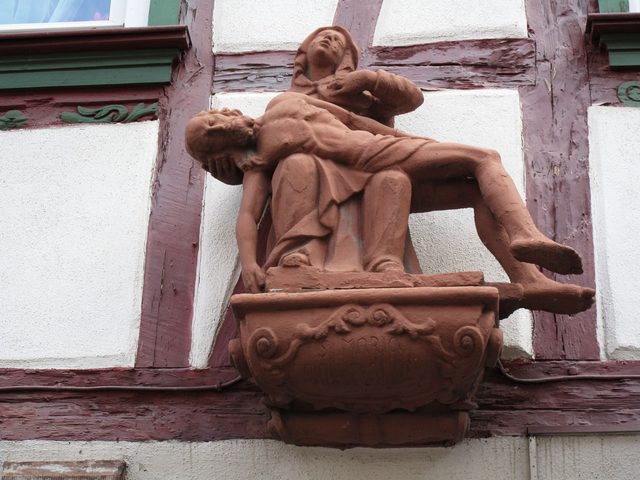 Pieta über dem Eingang eines alten Gasthauses in der Freudenberger Hauptstraße