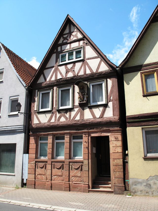 Häuschen von 1795 mit Figurengruppe (Gott und das Jesuskind?)