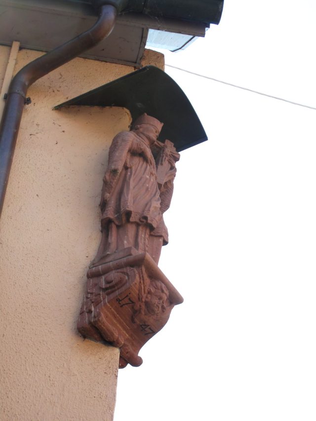 Nepomukstatue (1747) und Marienfigur an zwei Häusern in der Freudenberger Hauptstraße