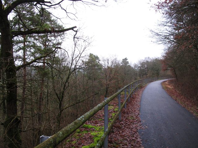 Auf einer Brücke der ehem. Gaubahn über einen alten Weg